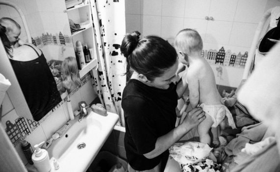 семейная съёмка в ванной с детьми дома