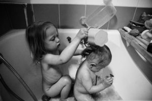 Маленькие дети в ванне 