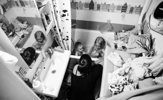 семейная съёмка в ванной с детьми дома