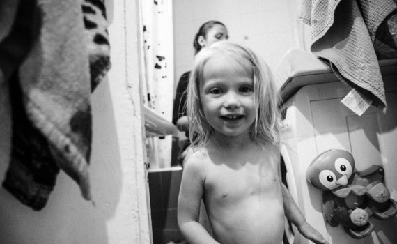 семейная съёмка в ванной с детьми дома фотосессия детей
