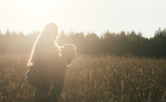 солнце девушка пара поле лавстори веселая длинные волосы никола ленивец