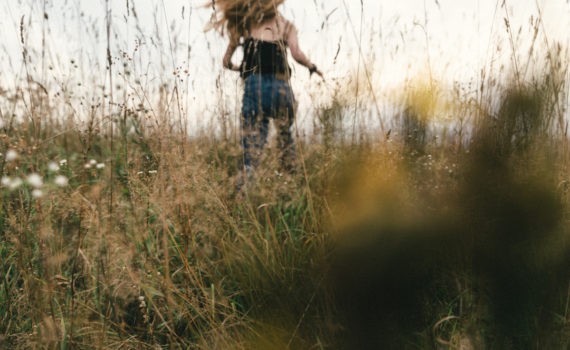 солнце девушка пара поле лавстори веселая длинные волосы никола ленивец