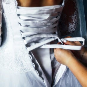 детали образа, примерка свадебного платья
