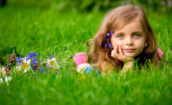 детская фотосессия на траве