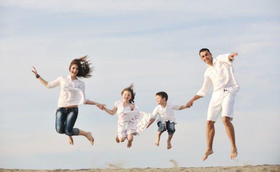 семейная фотосессия в прыжке