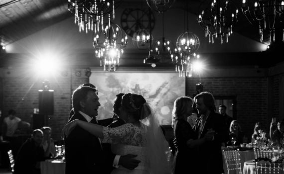 свадьба гости танцуют отец и дочь