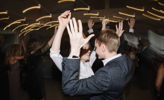 гости танцуют на свадьбе