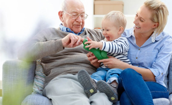 фотсоессия ребенка на год с бабушкой и дедушкой дома