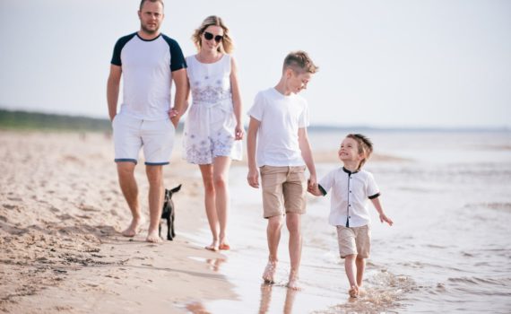 фотосессия семьи на море во время прогулки на пляже