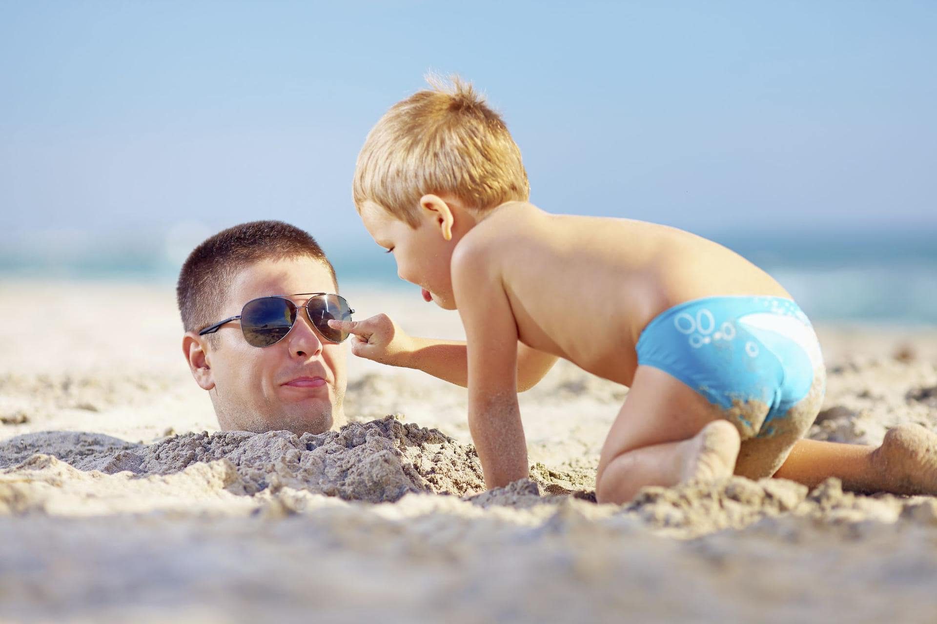 Папа сын в ванной. Малыш на море. Малыш на пляже. Мальчик на море. Отец и сын на море.