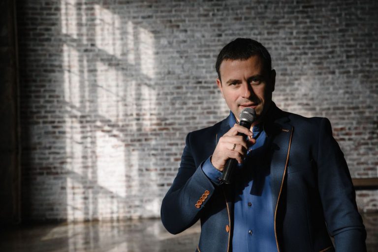 Мужской бизнес портрет в Москве в пиджаке с микрофоном